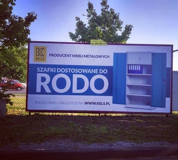 Billboard ze zdjęciem szafy na dokumenty i podpisem "SZAFKI DOSTOSOWANE DO RODO"