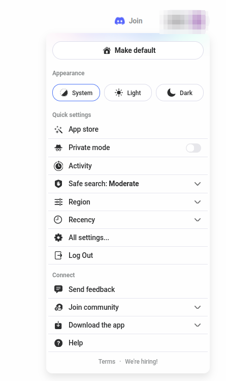 Ustawienia wyszukiwarki You.com: u góry przycisk "Make default", poniżej kolejno: wybór motywu, przycisk "App Store", włącznik tryby prywatnego, ustawienia regionu i okresu wyszukiwania i przyciski "All settings" i "Log Out". Na dole okna przyciski "Send feedback", "Join community", "Download the app" i "Help". W stopce odnośniki "Terms" i "We're hiring"