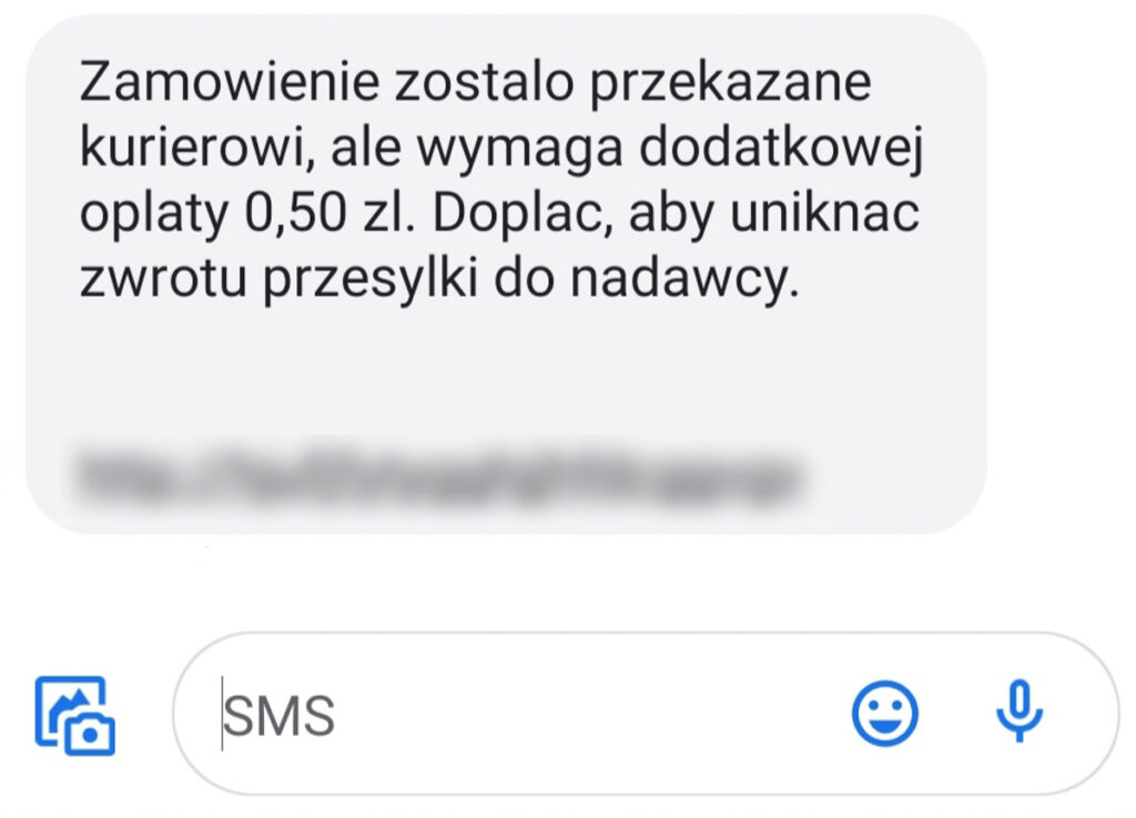SMS o treści "Zamówienie zostało przekazane kurierowi, ale wymaga dodatkowej opłaty 0,50zł. Dopłać, aby uniknąć zwrotu przesyłki do nadawcy. [LINK]"